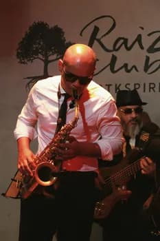 Imagem do Raiz Club Apresenta MARCOS ANDRES CONVIDA