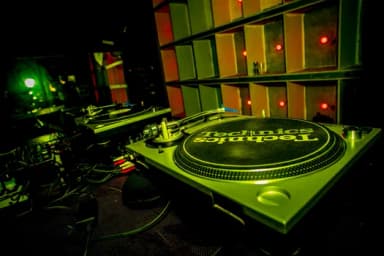 Decades | Pós-punk, Goth Rock e Synthpop em Belo Horizonte