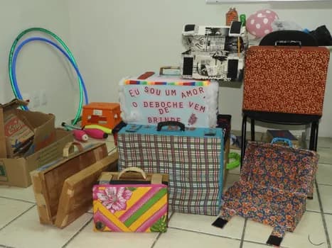 Imagem do Minha mala é maior que o mundo: construção de mala de palhaço | Curso