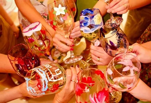 Imagem do Pinta e Brinda | Pintura de taças com vinho à vontade!