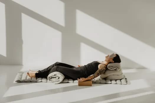 Imagem do Yoga Restaurativa: Um convite ao descanso
